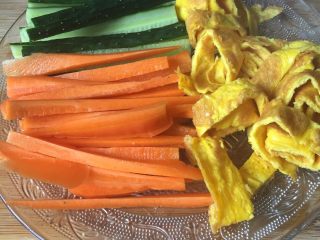 3、美味寿司卷,所有食材切成长条