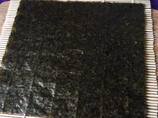 9、美味寿司卷,紫菜放好