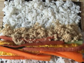 11、美味寿司卷,加入食材，摆放均匀
