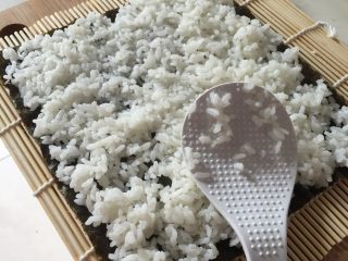 10、美味寿司卷,均匀抹上米饭压紧