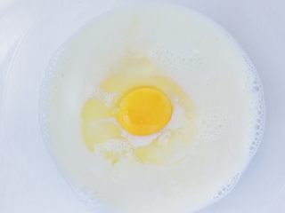 2、水果披萨, 取一个大碗依次放入鸡蛋和牛奶
