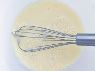 3、水果披萨,用蛋轴搅打均匀