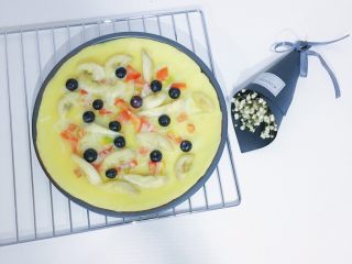 9、水果披萨,好吃的水果披萨就完成啦 切成小份就可以开吃了