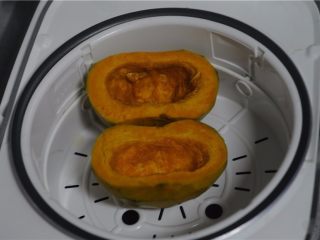 2、能量满满，南瓜红豆芝麻斑纹土司,南瓜去皮后放入电饭锅里蒸熟