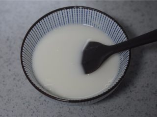 3、能量满满，南瓜红豆芝麻斑纹土司,在蒸南瓜的时候准备汤种，面粉和水放入碗里，调匀