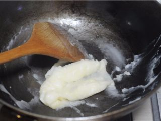 4、能量满满，南瓜红豆芝麻斑纹土司,倒入锅里，小火加热，不停地搅拌，直到变成比较粘稠的面糊，将面糊冷备用（也可以将面糊放入冰箱冷藏过夜）