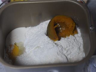 5、能量满满，南瓜红豆芝麻斑纹土司,汤种和除黄油外的所有食材放入面包桶