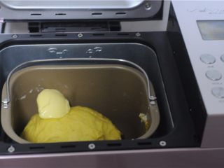 7、能量满满，南瓜红豆芝麻斑纹土司,加入黄油，继续一个揉面程序