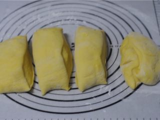 8、能量满满，南瓜红豆芝麻斑纹土司,揉好的面团取出来，分成四份