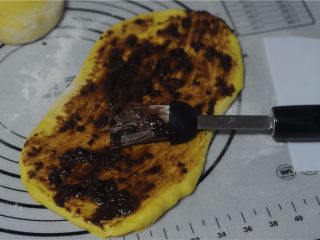 11、能量满满，南瓜红豆芝麻斑纹土司,将红豆泥均匀地刷在面片上