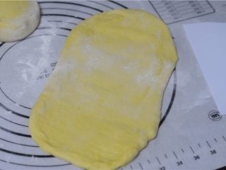 9、能量满满，南瓜红豆芝麻斑纹土司,撒上干面粉，干成长条形薄片