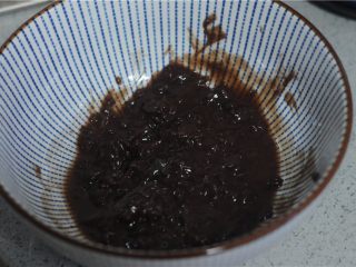 10、能量满满，南瓜红豆芝麻斑纹土司,红豆泥加点水调匀