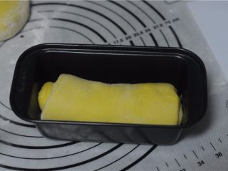 12、能量满满，南瓜红豆芝麻斑纹土司,卷起来，放入模具