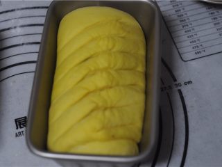 14、能量满满，南瓜红豆芝麻斑纹土司,将面包胚放在温暖的地方发酵至两杯大，用刀片在上面割出纹路