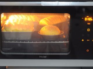 16、能量满满，南瓜红豆芝麻斑纹土司,将面包胚放入烤箱，165度烤10分钟后转下火烤23分钟