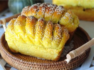 17、能量满满，南瓜红豆芝麻斑纹土司,香喷喷的面包出炉啦