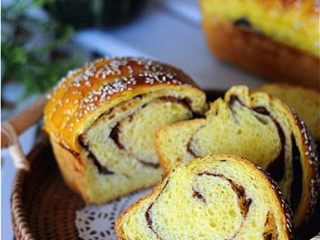 18、能量满满，南瓜红豆芝麻斑纹土司,不要太好吃啦