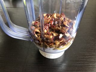 2、红枣糕(全蛋打发),红枣碎,玉米油,牛奶倒入料理机中打成泥