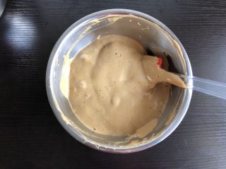 6、红枣糕(全蛋打发),取约5分之一打发的蛋液和红枣泥混合均匀