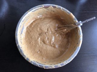 7、红枣糕(全蛋打发),剩余的五分之四蛋液筛入低筋面粉迅速翻拌均匀