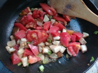 5、素味茄丁面,下西红柿丁炒出汁。