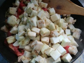 6、素味茄丁面,下茄子丁煸炒。