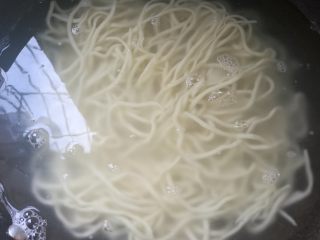 12、素味茄丁面,下入面条煮熟。