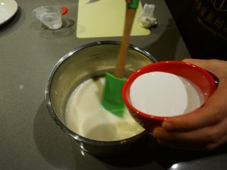 2、千层椰汁桂花糕,倒入糖、椰浆和淡奶油并搅拌均匀