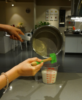 3、千层椰汁桂花糕,把混合好的液体倒进干净的容器中，放置一边冷却