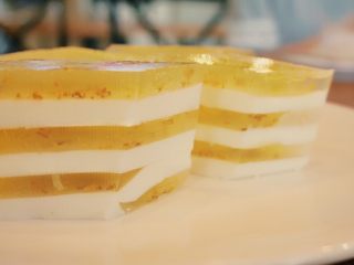 9、千层椰汁桂花糕,重复以上步骤至倒完椰汁和桂花水，并放进冰箱冷冻一晚第二天再取出。