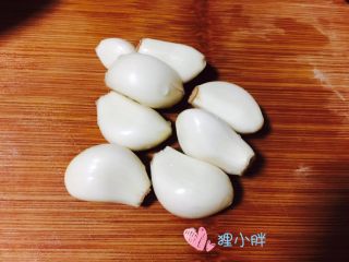 1、蒜蓉菠菜,蒜剥皮洗干净