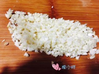 2、蒜蓉菠菜,切成蒜末儿