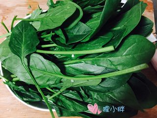 3、蒜蓉菠菜,菠菜洗干净，切掉根部，控水备用