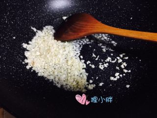 4、蒜蓉菠菜,锅内入适量油，下入蒜末儿炒香