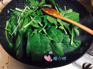 5、蒜蓉菠菜,炒香蒜末儿后下入菠菜翻炒