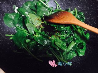 6、蒜蓉菠菜,下入耗油炒匀