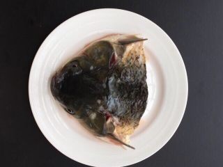 2、双色剁椒鱼头,留鱼头处理干净，从中间切开平铺餐盘（有点残忍）