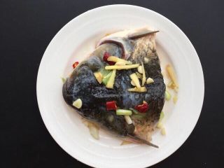 6、双色剁椒鱼头,涂抹鱼头均匀，腌制20分钟左右