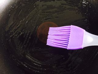 8、香蕉派（饺子皮版）,锅中加入适量的花生油抹匀并加热至五成热