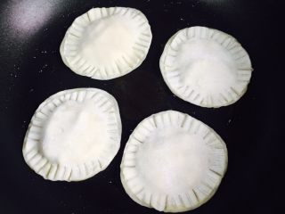 9、香蕉派（饺子皮版）,放入香蕉派小火慢煎片刻