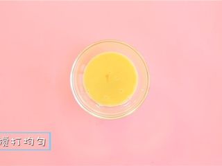 2、蛋香饭团,鸡蛋打散。
