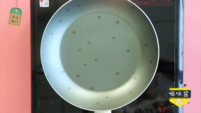 3、蛋香饭团,平底锅刷油，开小火，煎成薄薄的鸡蛋饼。