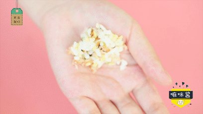 6、蛋香饭团,揉成饭团。