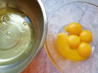 1、6寸中空戚风蛋糕,蛋清蛋黄分离。