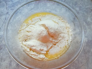 4、6寸中空戚风蛋糕,筛入低筋面粉，用手动打蛋器呈“Z”字形来回搅动，切记不要转圈搅拌，以免起筋。