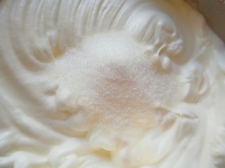 9、6寸中空戚风蛋糕,加入剩下的一半细砂糖。