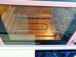 11、6寸中空戚风蛋糕, 烤箱上下管150度预热。