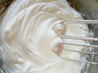 10、6寸中空戚风蛋糕,高速打发至提起打蛋器，打蛋器上的尖角坚挺竖立不弯。 