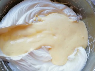 13、6寸中空戚风蛋糕,再把混合好的蛋黄糊倒回到剩下的三分之二蛋白里面，以同样的手法继续混合均匀。