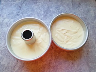 14、6寸中空戚风蛋糕,将混合好的蛋糕糊从模具的中间开始倒入模具里面，从高处垂直摔几下震出大气泡。